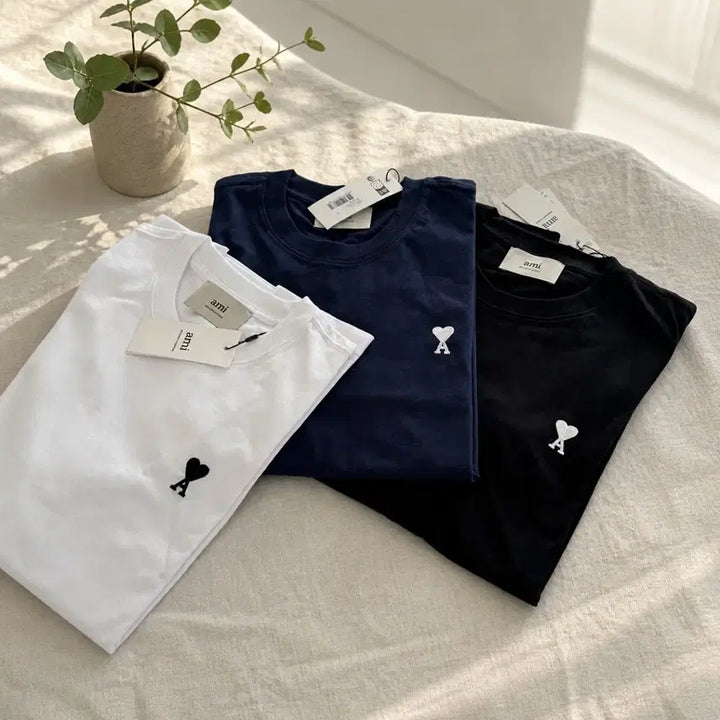 [BUNJANG] AMI Small Heart Wappen T-Shirt White/Navy/Black / 아미 스몰 하트  화이트 와팬 반팔 티셔츠 화이트/네이비/블랙
