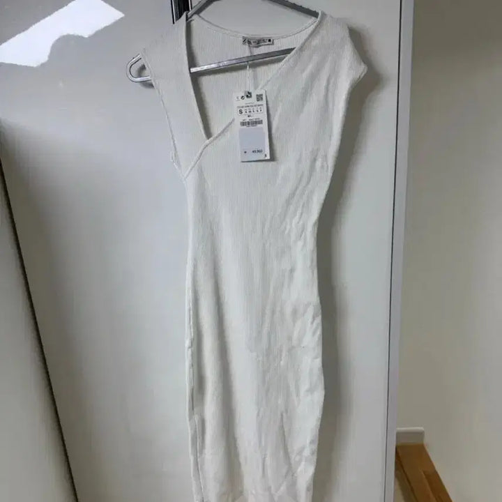 [SOLD OUT] 자라 민소매 언발란스 네크 원피스(새상품)/s