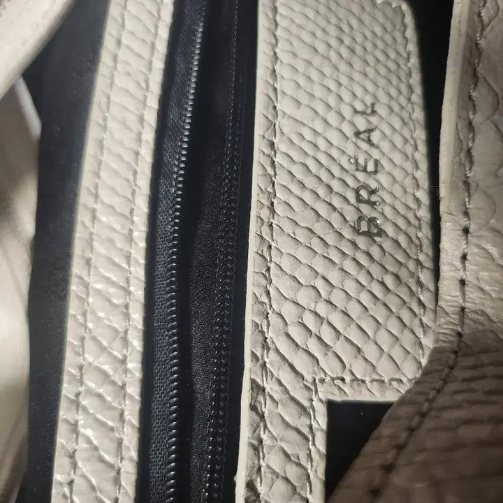 [BUNJANG] B Rera White Snakeskin Bucket Tote Bag / 브레라 화이트 뱀피 버킷백 토트백