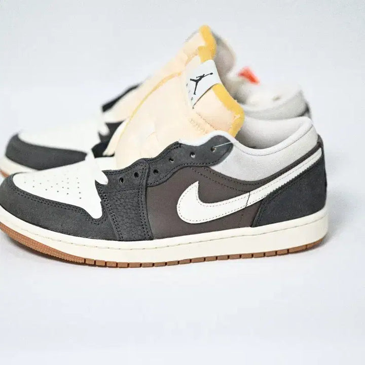 [BUNJANG] Nike Air Jordan 1 Low SE (Magpie) + Extra Laces / 나이키 에어 조던 1 로우 SE(까치) + 여분끈 + 박스없는 새상품