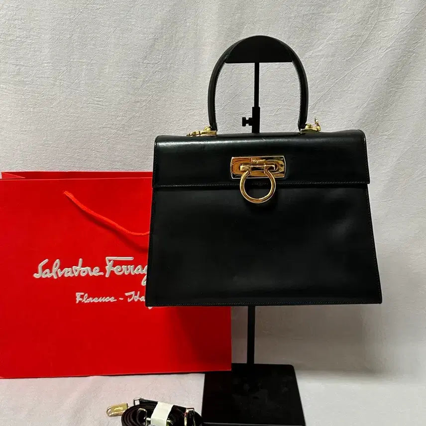 [BUNJANG] Salvatore Ferragamo Gancini Top Handle Kelly Bag with Strap / 페라가모 간치니 탑핸들 블랙 가방 켈리백  + 스트랩 차정원백