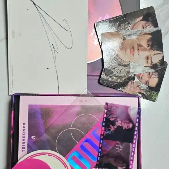 [BUNJANG] Kang Daniel Signed Album Full Set with 3 Photocards / 강다니엘 싸인 앨범 풀구성 판매 (포카 3장 포함 / 상태 좋음)