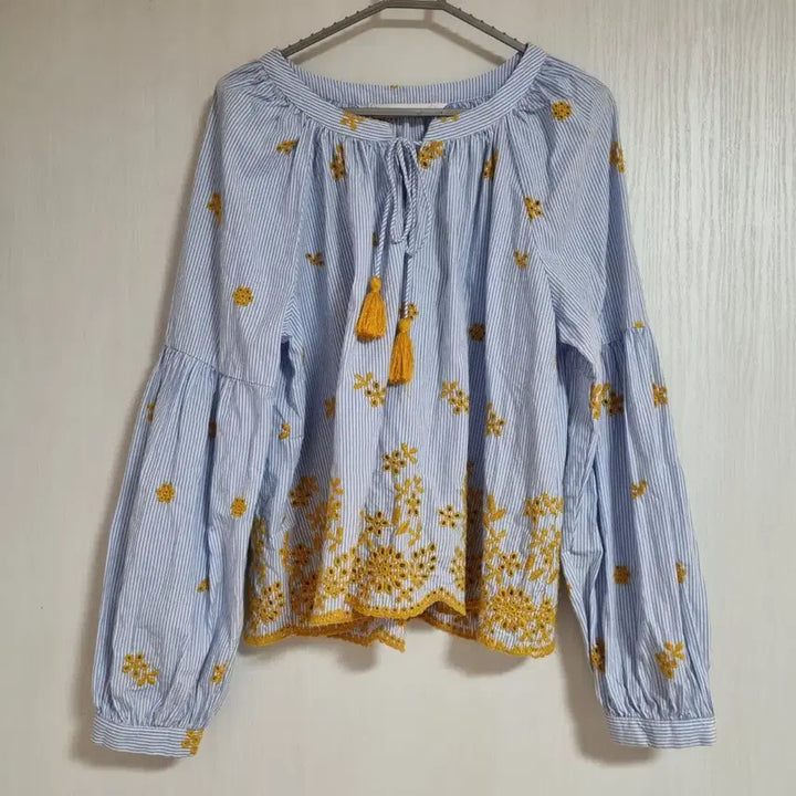 [BUNJANG] ZARA Striped Puff Sleeve Blouse / 자라 플라워 아일렛 스트라이프퍼프 태슬블라우스