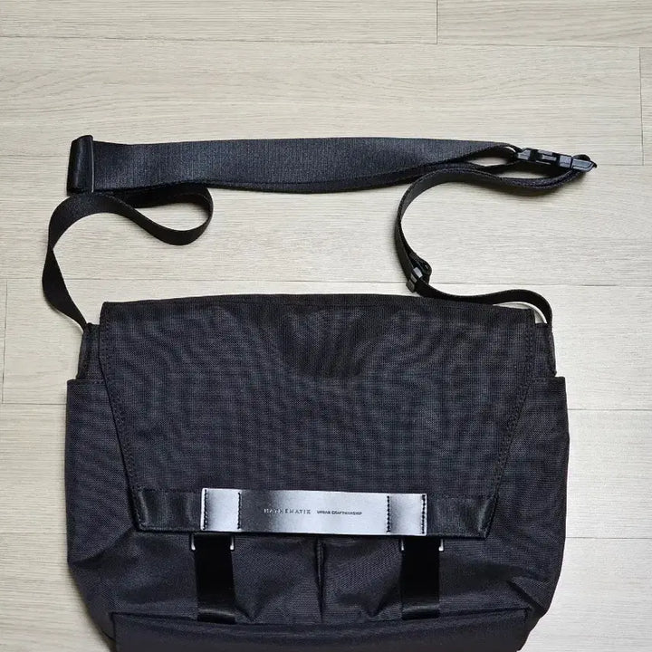 [BUNJANG] Mathematic Klein N23 Crossbody Bag / 마테마틱 클라인 N23 크로스백