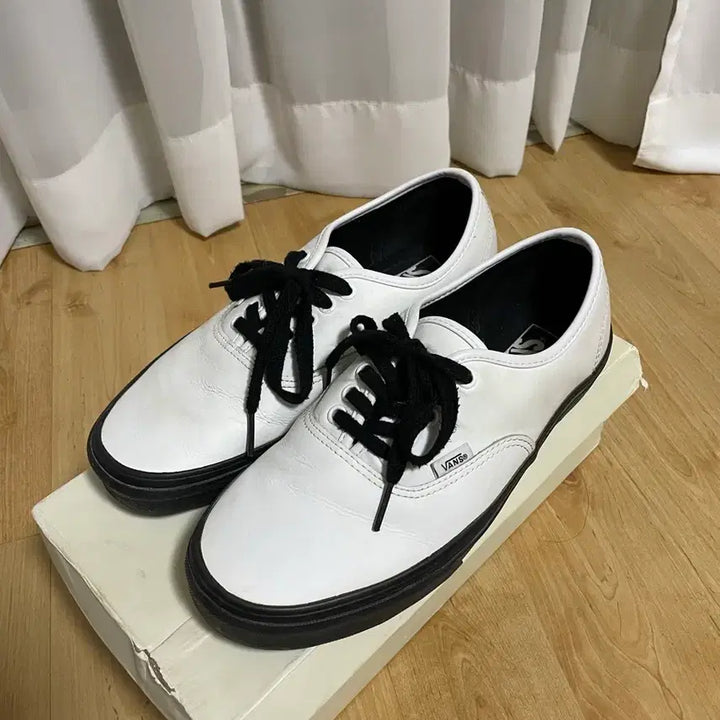 [BUNJANG] Vans Authentic Era White Leather Sneakers / 반스 어센틱 검창 에라