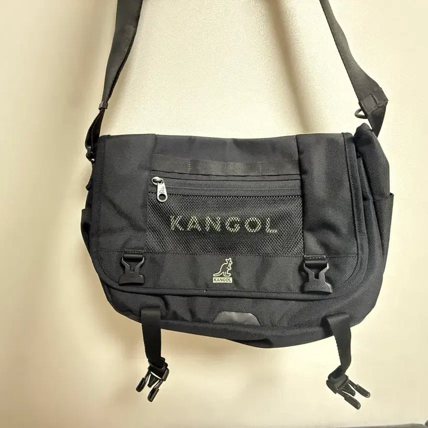 [BUNJANG] Kangol Black Messenger Bag / 캉골 블랙 메신저백 가방
