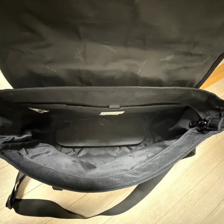 [BUNJANG] Kangol Black Messenger Bag / 캉골 블랙 메신저백 가방