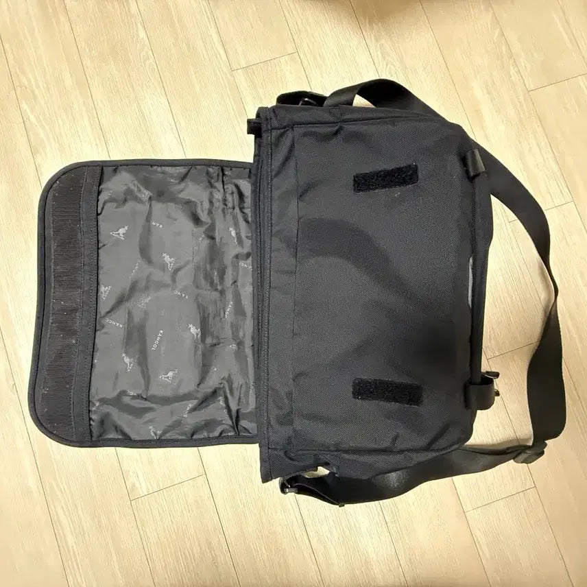 [BUNJANG] Kangol Black Messenger Bag / 캉골 블랙 메신저백 가방