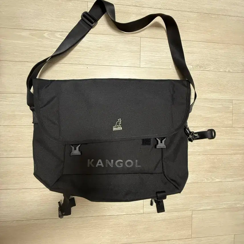 [BUNJANG] Kangol Black Messenger Bag / 캉골 블랙 메신저백