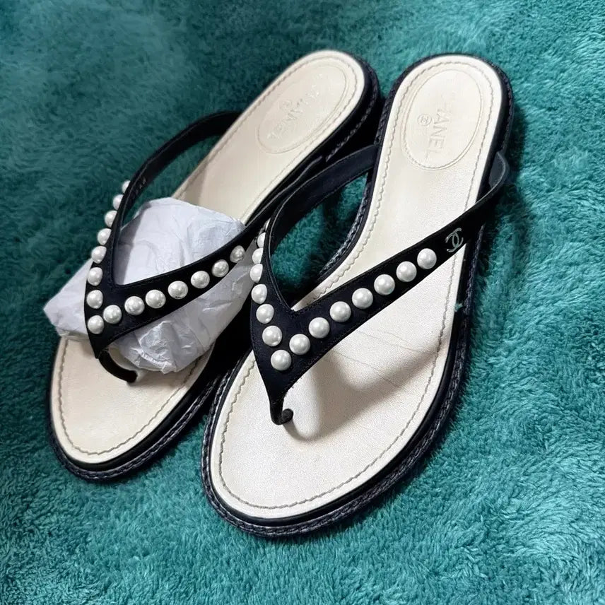 [BUNJANG] Chanel Cruise Collection Flip Flops Sandals Black Lambskin Pearl CC Logo / 정품 샤넬 크루즈 컬렉션 조리 슬리퍼 250(37C)
