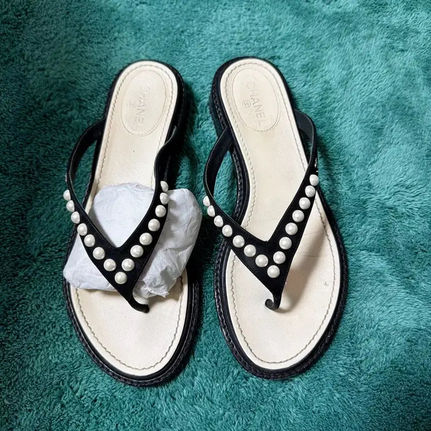 [BUNJANG] Chanel Cruise Collection Flip Flops Sandals Black Lambskin Pearl CC Logo / 정품 샤넬 크루즈 컬렉션 조리 슬리퍼 250(37C)