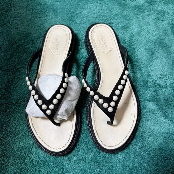 [BUNJANG] Chanel Cruise Collection Flip Flops Sandals Black Lambskin Pearl CC Logo / 정품 샤넬 크루즈 컬렉션 조리 슬리퍼 250(37C)