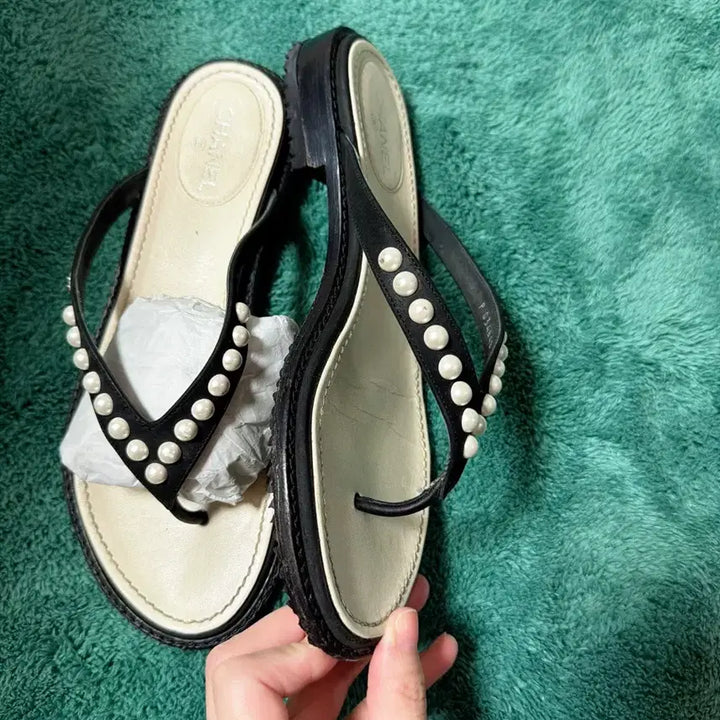[BUNJANG] Chanel Cruise Collection Flip Flops Sandals Black Lambskin Pearl CC Logo / 정품 샤넬 크루즈 컬렉션 조리 슬리퍼 250(37C)