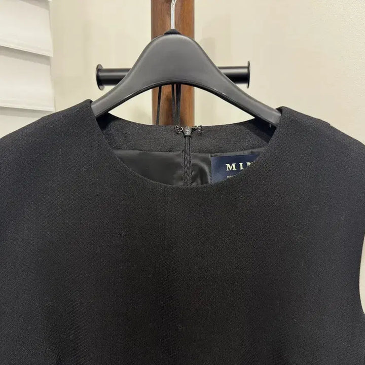 [BUNJANG] Mines Black Mini Dress with Pearl Chain Styling / [새상품/한섬 MINE] 블랙 미니 원피스 + 진주 체인 스타일링
