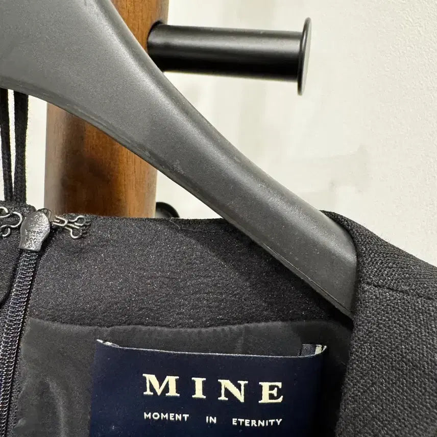 [BUNJANG] Mines Black Mini Dress with Pearl Chain Styling / [새상품/한섬 MINE] 블랙 미니 원피스 + 진주 체인 스타일링