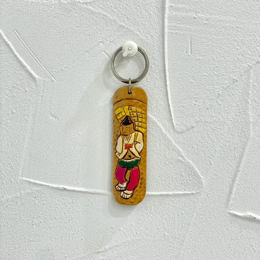 [BUNJANG] 1990s Vintage Wooden Carved Keychain / [90s 빈티지] K-고전키링 한복입은 지게꾼 원목 조각 키링