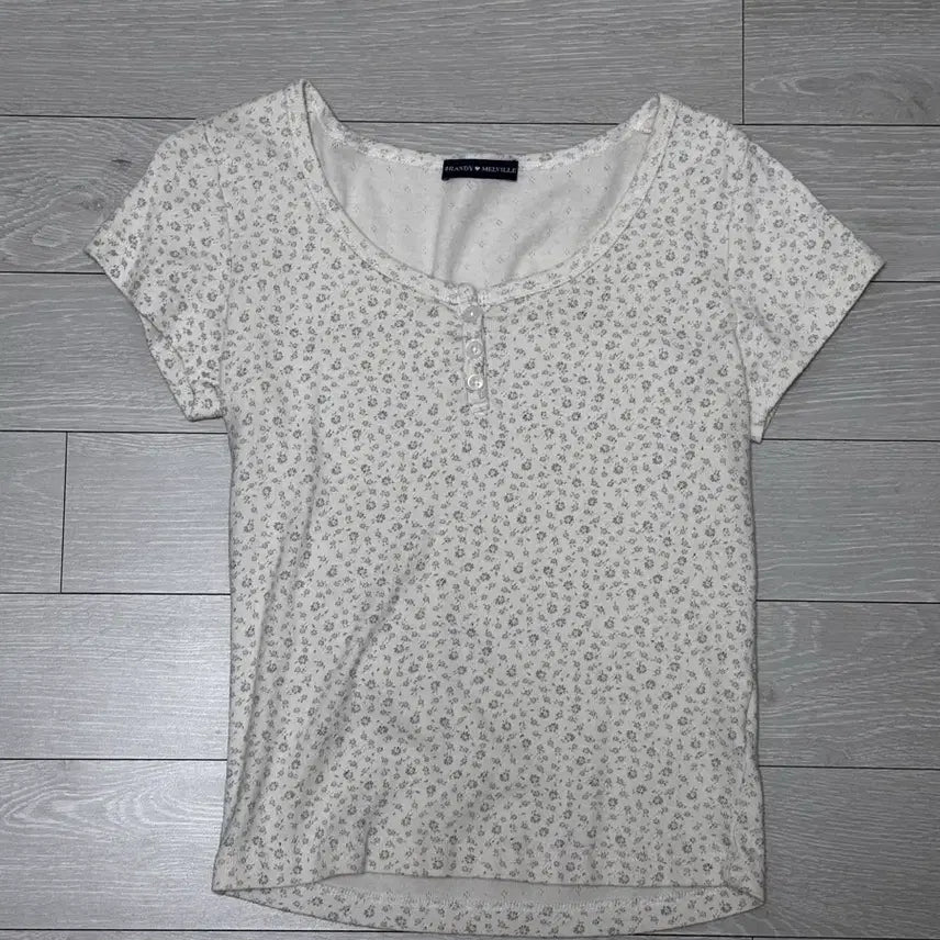 [BUNJANG] Brandy Melville Floral Short Sleeve T-Shirt / 브랜디멜빌 잔꽃무늬 반팔 티셔츠