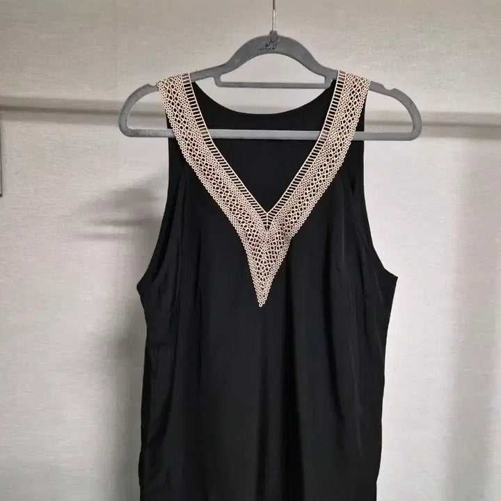 [BUNJANG] Black Sleeveless Blouse with Crochet Lace Detail / 새옷 프리)검정 뜨게 레이스 장식 민소매 블라우스