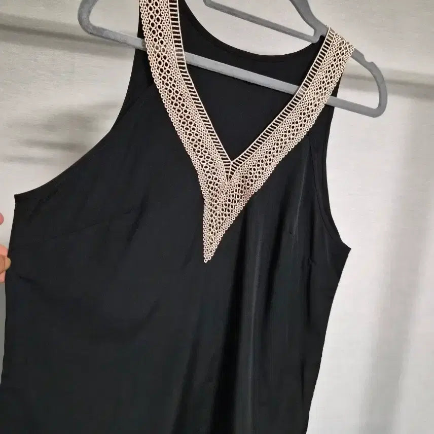 [BUNJANG] Black Sleeveless Blouse with Crochet Lace Detail / 새옷 프리)검정 뜨게 레이스 장식 민소매 블라우스