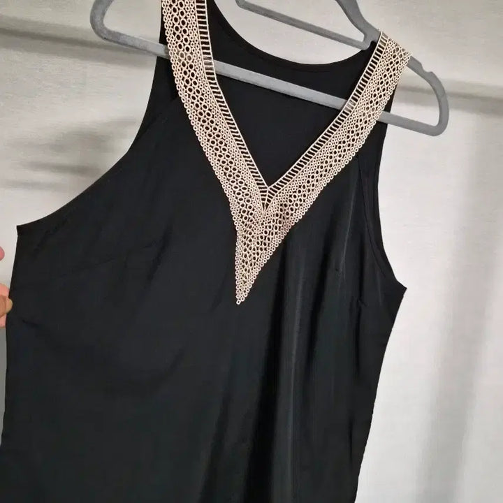 [BUNJANG] Black Sleeveless Blouse with Crochet Lace Detail / 새옷 프리)검정 뜨게 레이스 장식 민소매 블라우스