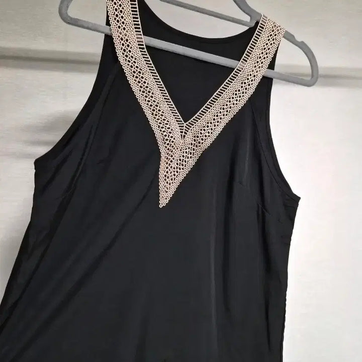 [BUNJANG] Black Sleeveless Blouse with Crochet Lace Detail / 새옷 프리)검정 뜨게 레이스 장식 민소매 블라우스