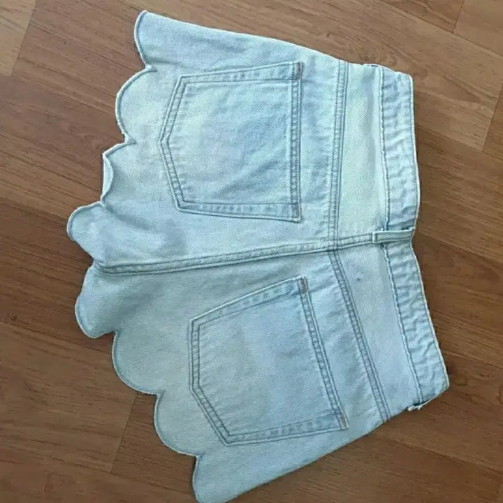 [BUNJANG] H&amp;M Scallop Hem Denim Shorts Light Wash / (새상품) H&amp;M 스캘럽 데님 연청반바지
