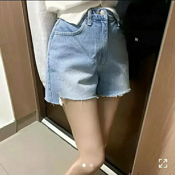 [BUNJANG] High-Waisted Washed Light Blue Denim Shorts / (새상품) 하이웨스트 워싱 연청반바지 데님팬츠