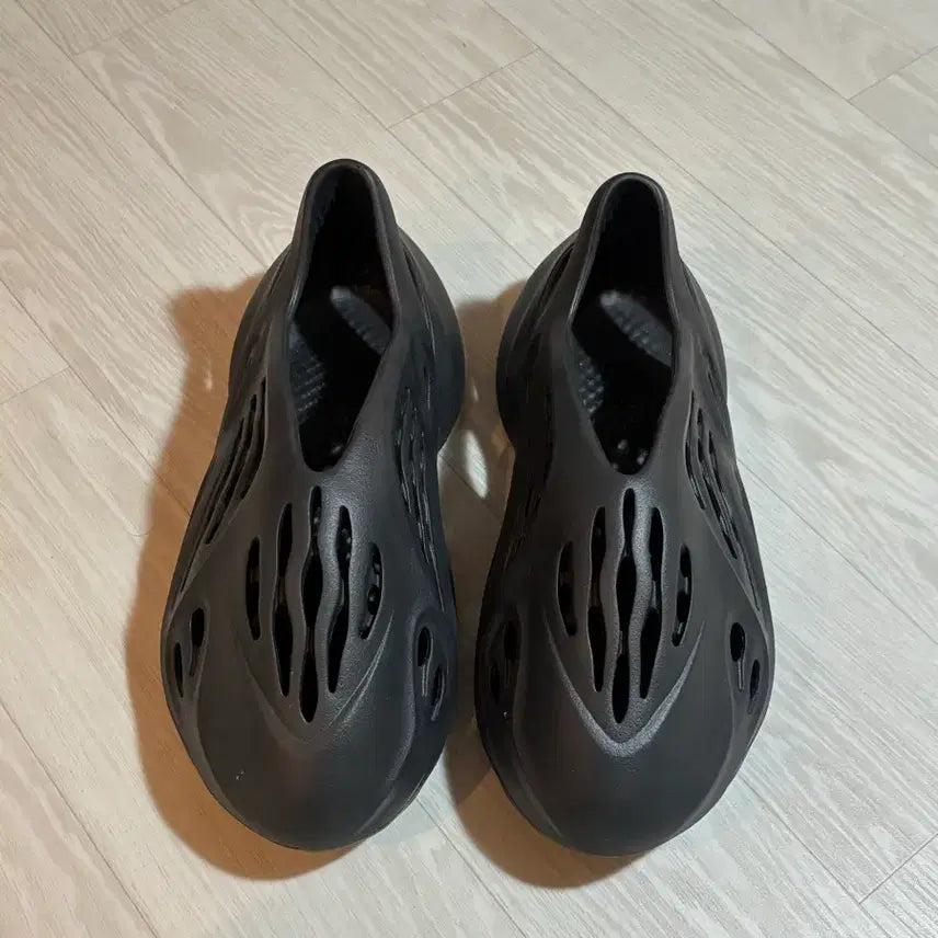 [SOLD OUT] 아디다스 이지 폼 러너 오닉스 285