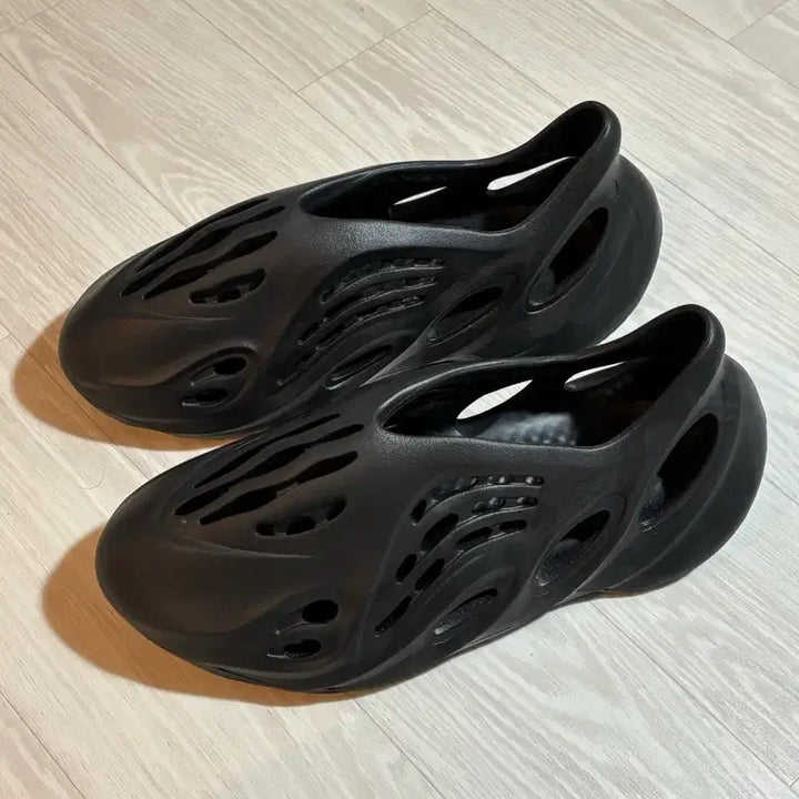 [SOLD OUT] 아디다스 이지 폼 러너 오닉스 285