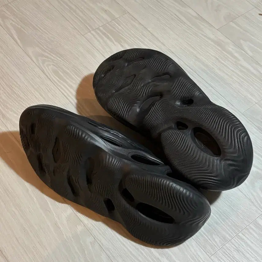[SOLD OUT] 아디다스 이지 폼 러너 오닉스 285