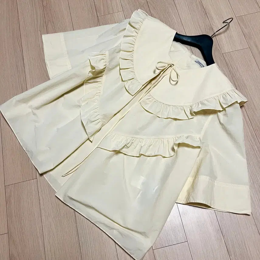 [BUNJANG] Lucky Chouette Sailor Frill Big Collar Blouse Yellow / 22 럭키슈에뜨 세일러 프릴 빅카라 바스락 반팔 블라우스 리본A라인연노랑