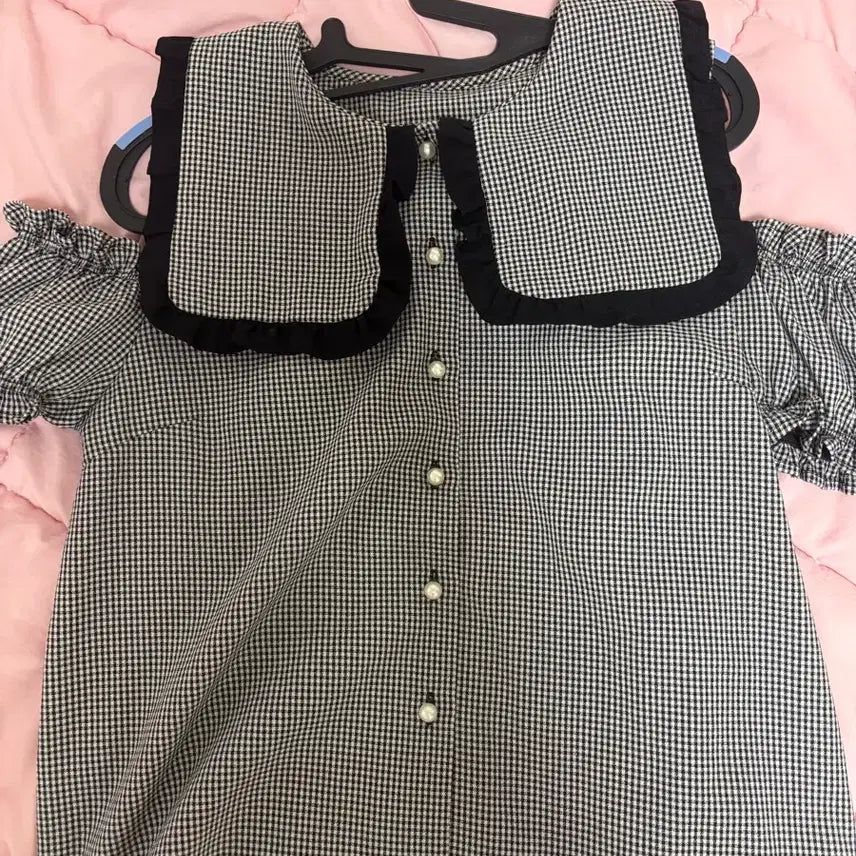 [BUNJANG] Ang Cruize Off-Shoulder Check Blouse / 반택포) 앙크루즈 오프숄더 체크 블라우스
