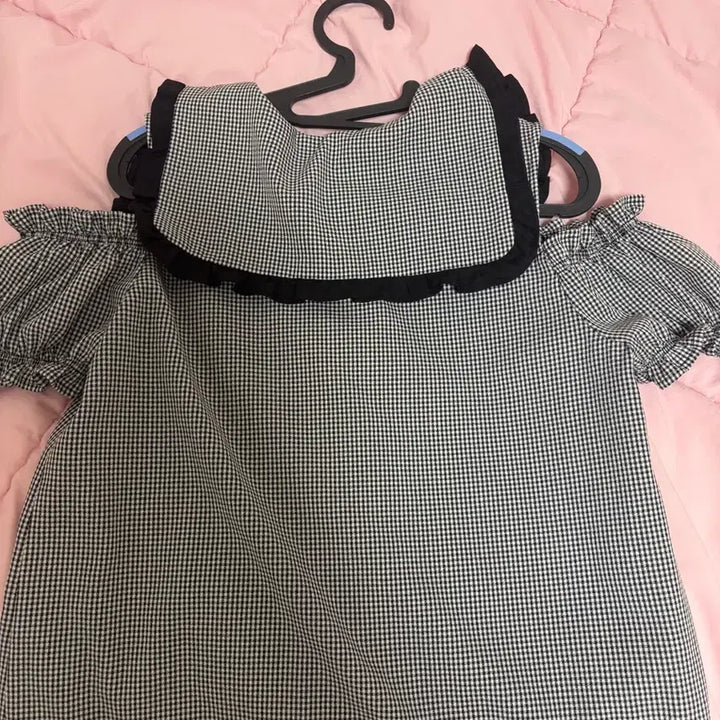 [BUNJANG] Ang Cruize Off-Shoulder Check Blouse / 반택포) 앙크루즈 오프숄더 체크 블라우스