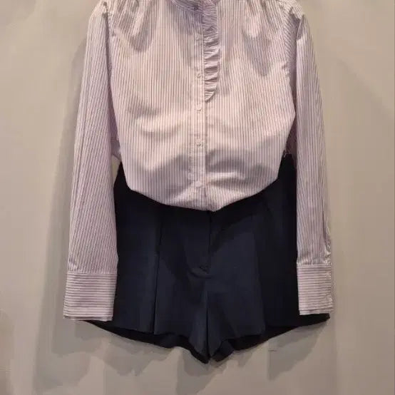 [BUNJANG] IT MICHAA Striped Frill Neck Blouse &amp; THEORY Navy Shorts Set / 블라우스/반바지
