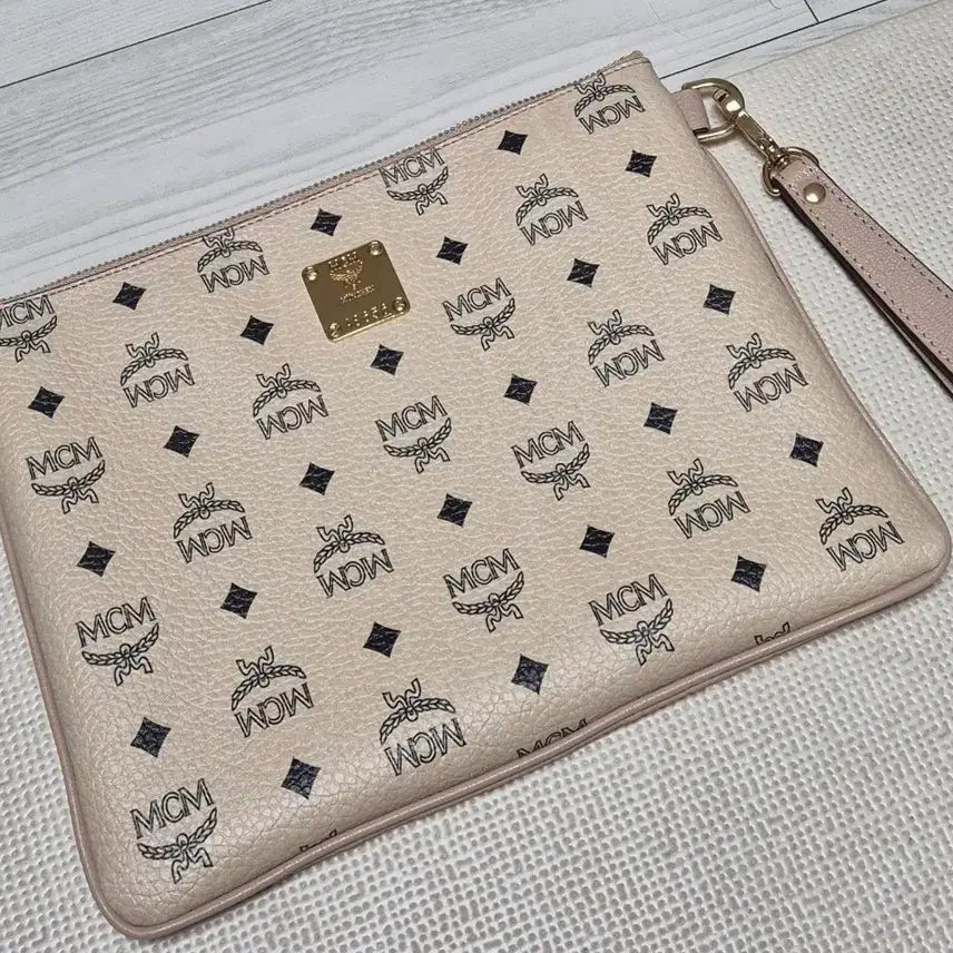 [BUNJANG] MCM Visetos Clutch Beige / MCM 비세토스 클러치 베이지 (더스트백 포함)