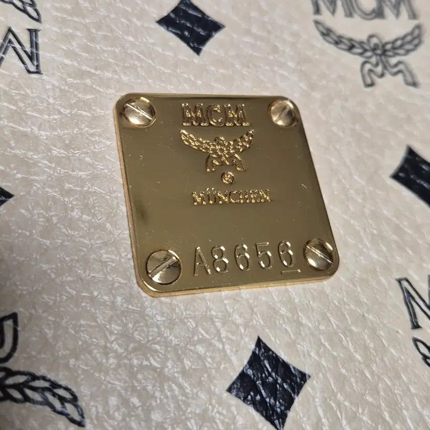 [BUNJANG] MCM Visetos Clutch Beige / MCM 비세토스 클러치 베이지 (더스트백 포함)