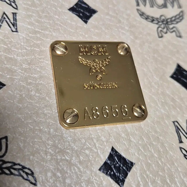 [BUNJANG] MCM Visetos Clutch Beige / MCM 비세토스 클러치 베이지 (더스트백 포함)