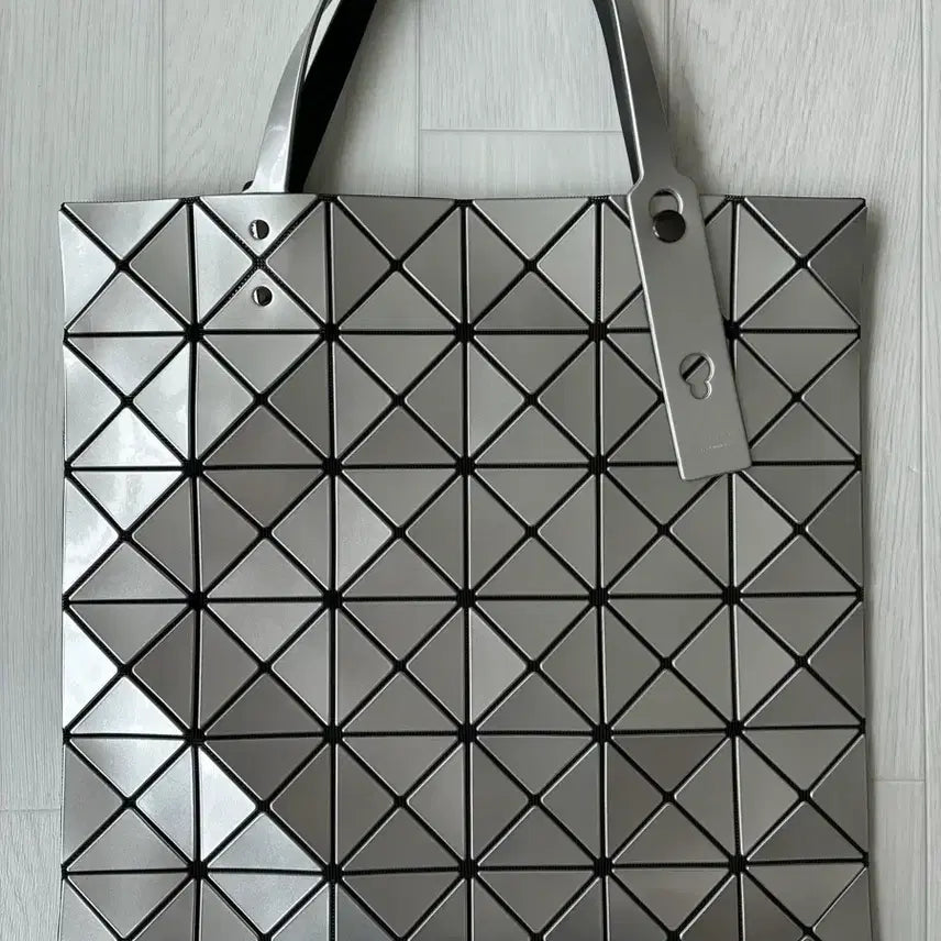 [BUNJANG] Bao Bao Lucent Silver Tote Bag / 바오바오 루센트 실버 토트백
