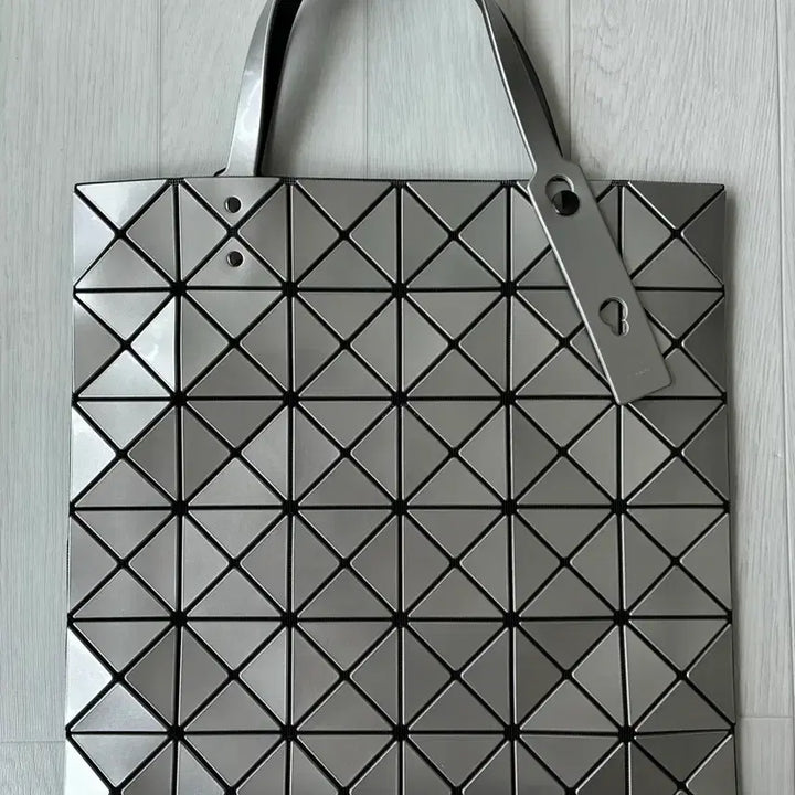 [BUNJANG] Bao Bao Lucent Silver Tote Bag / 바오바오 루센트 실버 토트백