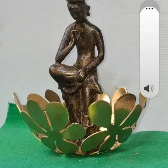 [BUNJANG] Gilded Buddha Statue (23cm) with Woven Basket / 반가사유상 23센치동재질바구니포함