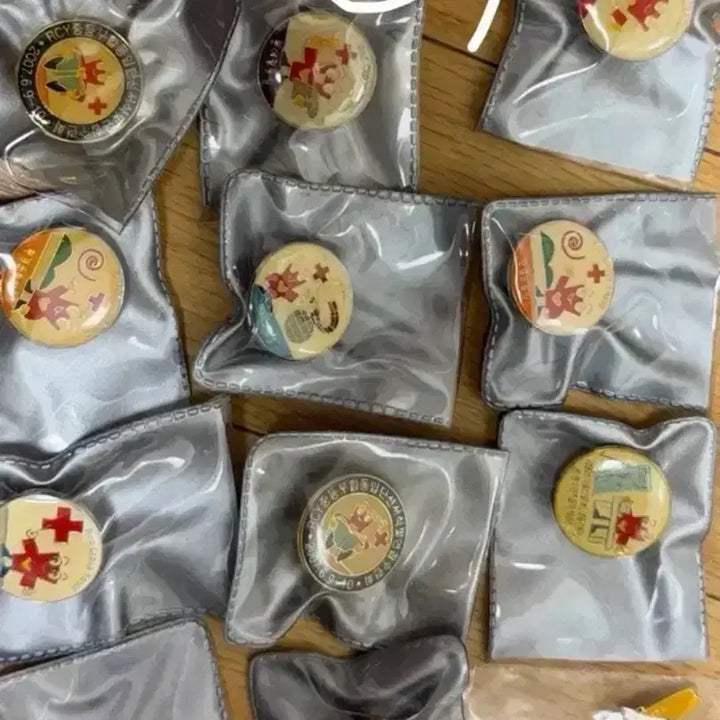 [BUNJANG] Red Cross Enamel Pins Assortment / Rcy뱃지 대한적십자사배지
