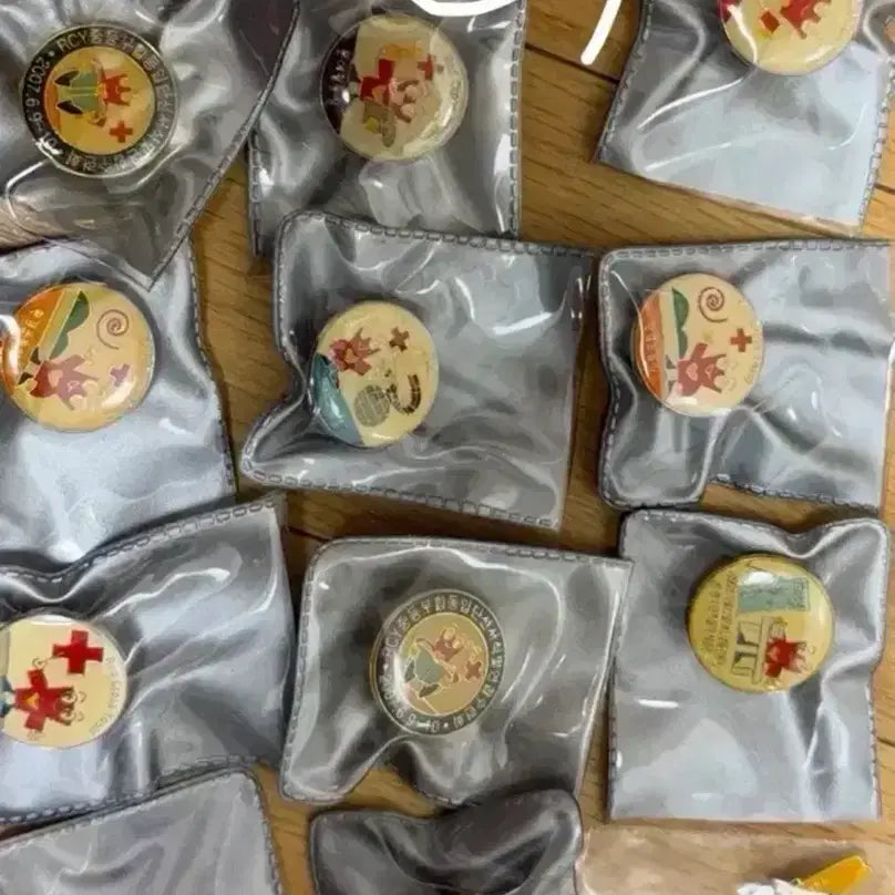 [BUNJANG] Red Cross Enamel Pins Assortment / Rcy뱃지 대한적십자사배지