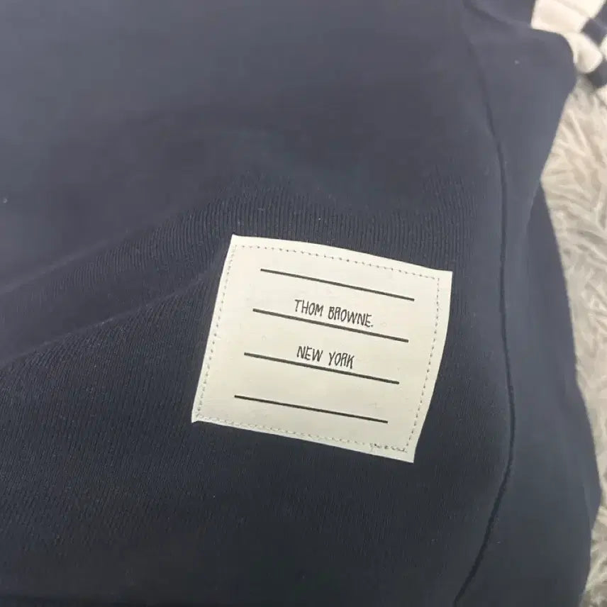 [SOLD OUT] [38 size] 새상품급 톰브라운 사선 네이비 맨투맨