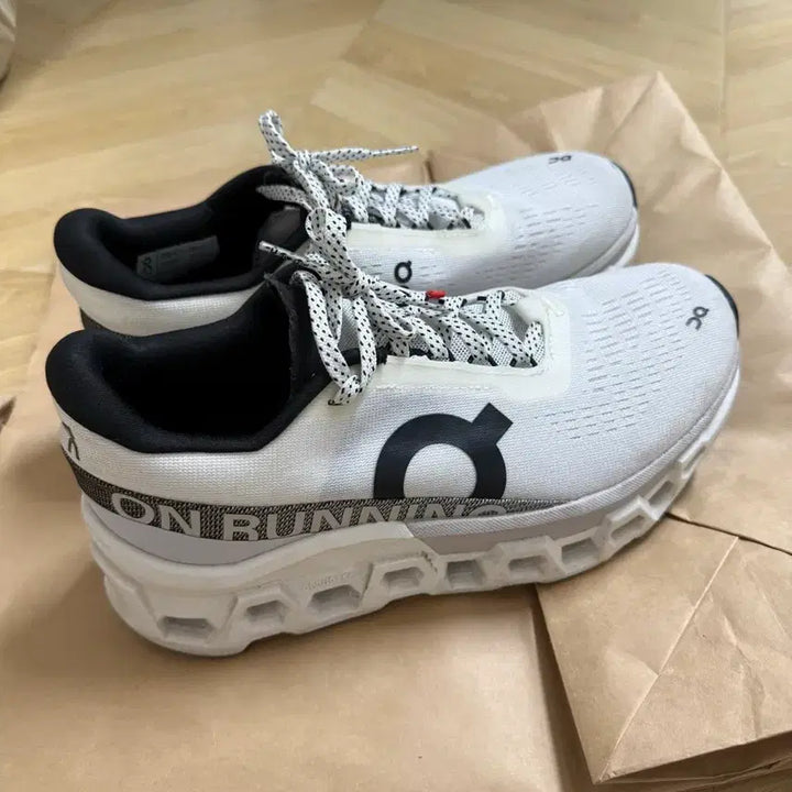 [BUNJANG] On Running Cloudmonster 2 White Running Shoes 240mm / 온러닝 클라우드몬스터2 흰색 240mm 마일리지 5km
