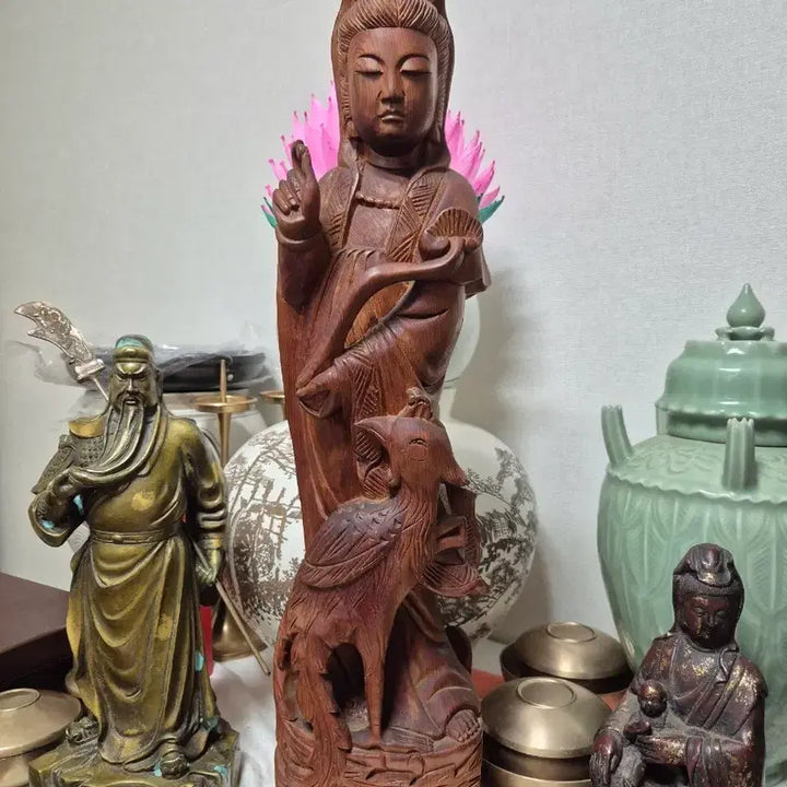 [BUNJANG] Wooden Statue of Avalokiteśvara Holding Cintamani / 목조 관음보살상