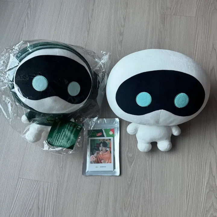 [BUNJANG] SEVENTEEN Woo Ddae Plush Toy (2 Types) &amp; Photocards (12 pcs) / 우떠 정품 인형 2종 세븐틴 포토카드 12장 모두 드려요
