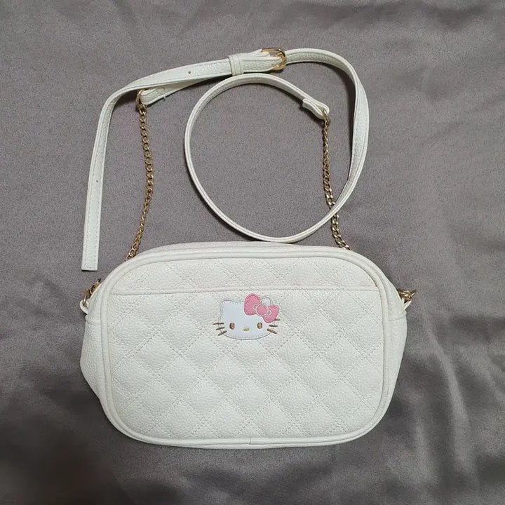 [BUNJANG] Sanrio Hello Kitty Quilted Shoulder Bag Crossbody Bag / 산리오 헬로키티 퀼팅 숄더백 크로스백