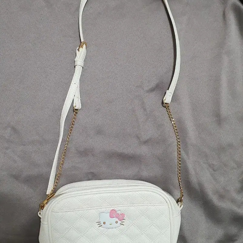 [BUNJANG] Sanrio Hello Kitty Quilted Shoulder Bag Crossbody Bag / 산리오 헬로키티 퀼팅 숄더백 크로스백