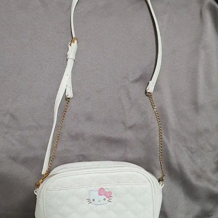 [BUNJANG] Sanrio Hello Kitty Quilted Shoulder Bag Crossbody Bag / 산리오 헬로키티 퀼팅 숄더백 크로스백