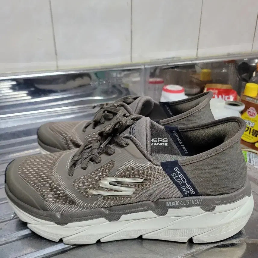 [BUNJANG] Skechers Max Cushioning Slip-ins Sneakers 250mm / 스케쳐스 맥스 쿠셔닝 슬립인스 250mm
